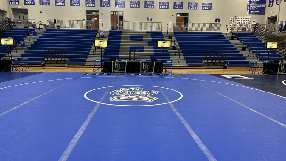 Four Heartland Designs clock displays set up around the mat before a tournament